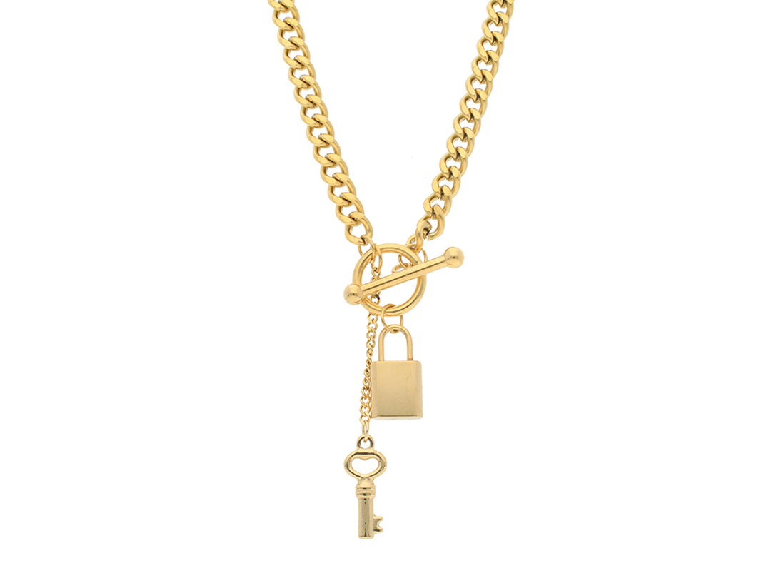 Collar de cadena color oro con dijes de candado y llave y cierre tipo T.