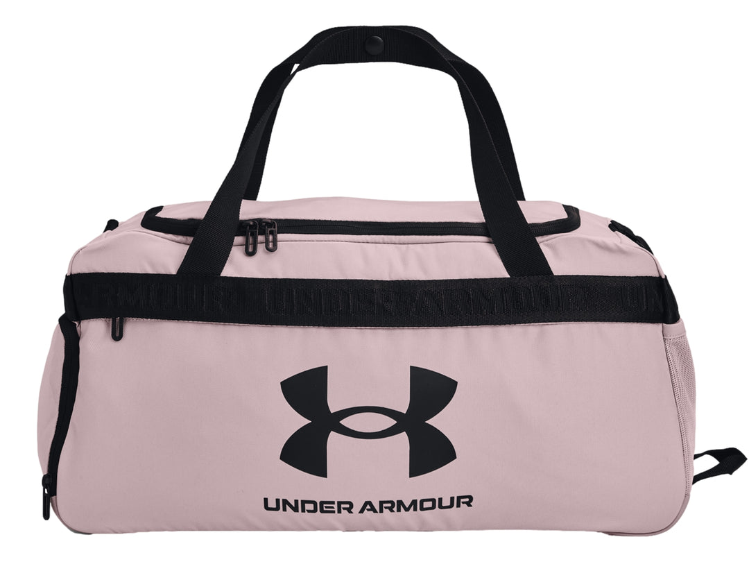 Bolsa de deporte Under Armour Loudon color rosa con detalles y logotipo en negro.