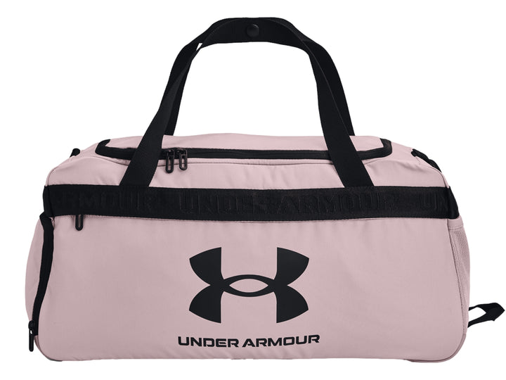 Bolsa de deporte Under Armour Loudon color rosa con detalles y logotipo en negro.
