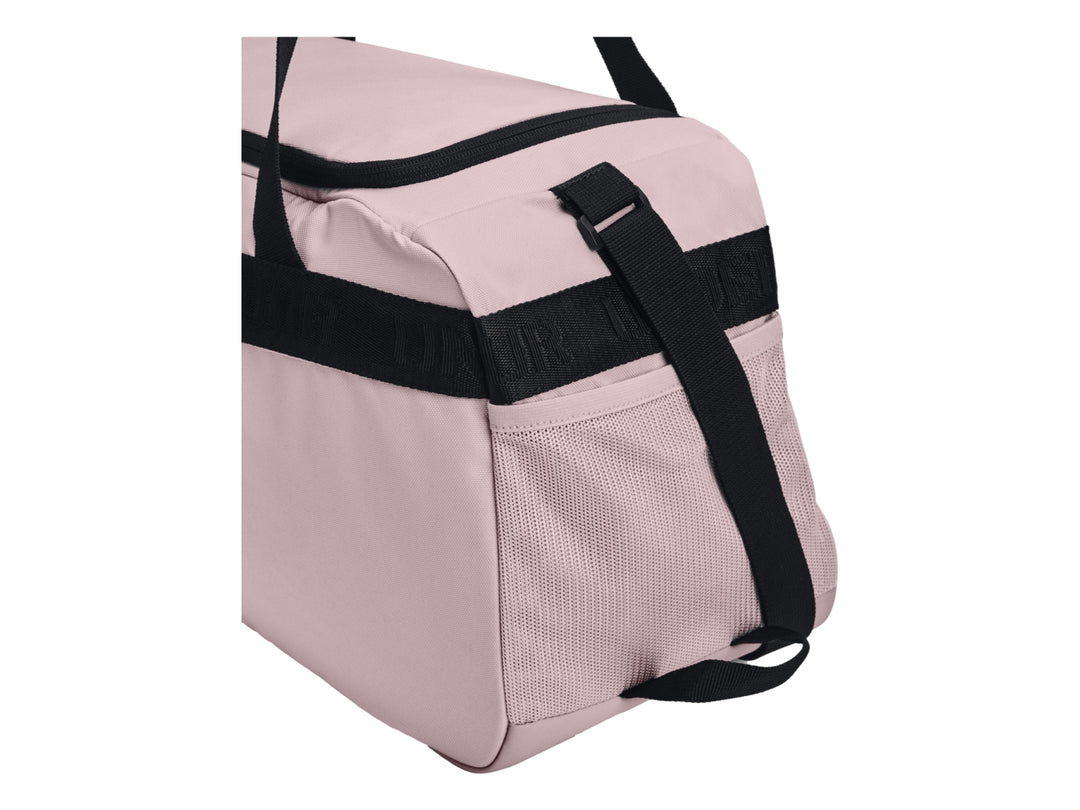 Bolsa de deporte Under Armour Loudon color rosa con detalles y logotipo en negro.