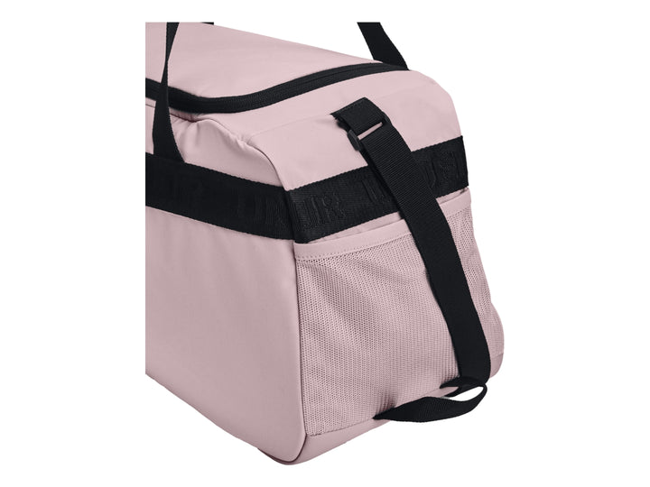 Bolsa de deporte Under Armour Loudon color rosa con detalles y logotipo en negro.
