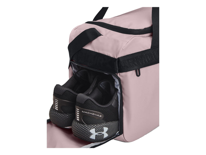 Bolsa de deporte Under Armour Loudon color rosa con detalles y logotipo en negro.