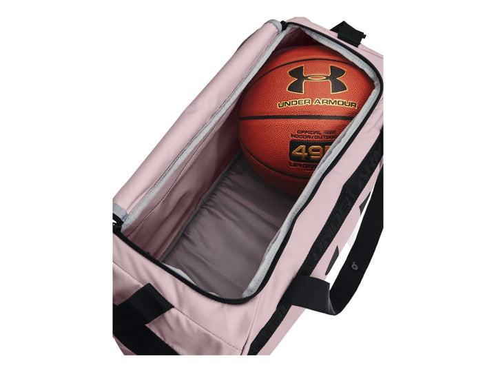 Bolsa de deporte Under Armour Loudon color rosa con detalles y logotipo en negro.