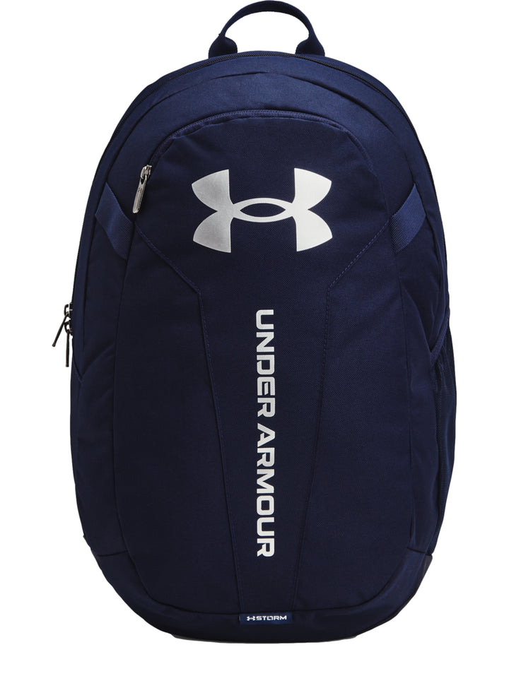 Mochila Under Armour Hustle Lite en color azul marino con logotipo blanco frontal.