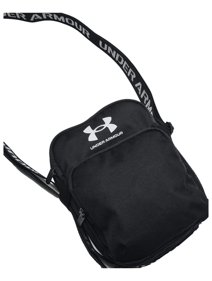 Bolso crossbody Under Armour de color negro con logotipo blanco y correa ajustable.