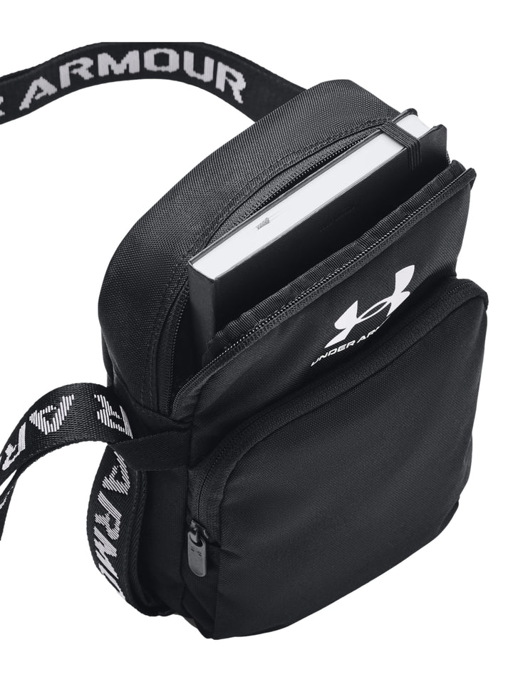Bolso crossbody Under Armour de color negro con logotipo blanco y correa ajustable.