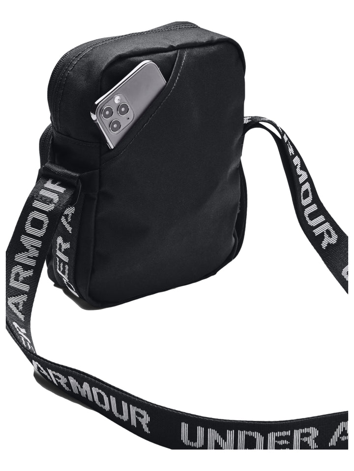 Bolso crossbody Under Armour de color negro con logotipo blanco y correa ajustable.