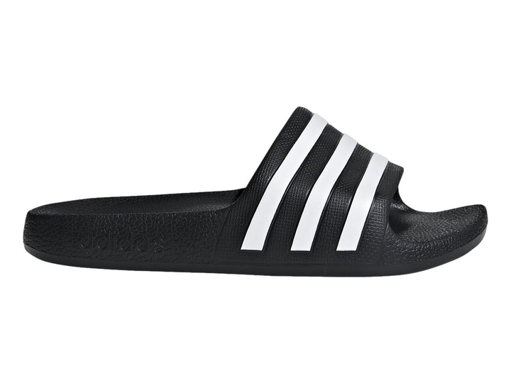 Sandalias Adidas Adilette Aqua en color negro con tres franjas blancas laterales.