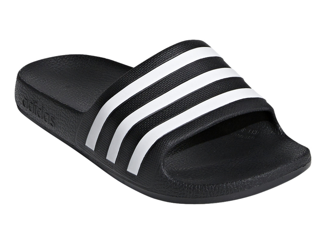 Sandalias Adidas Adilette Aqua en color negro con tres franjas blancas laterales.