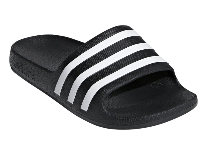 Sandalias Adidas Adilette Aqua en color negro con tres franjas blancas laterales.