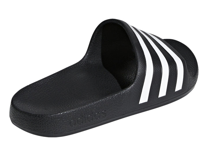 Sandalias Adidas Adilette Aqua en color negro con tres franjas blancas laterales.