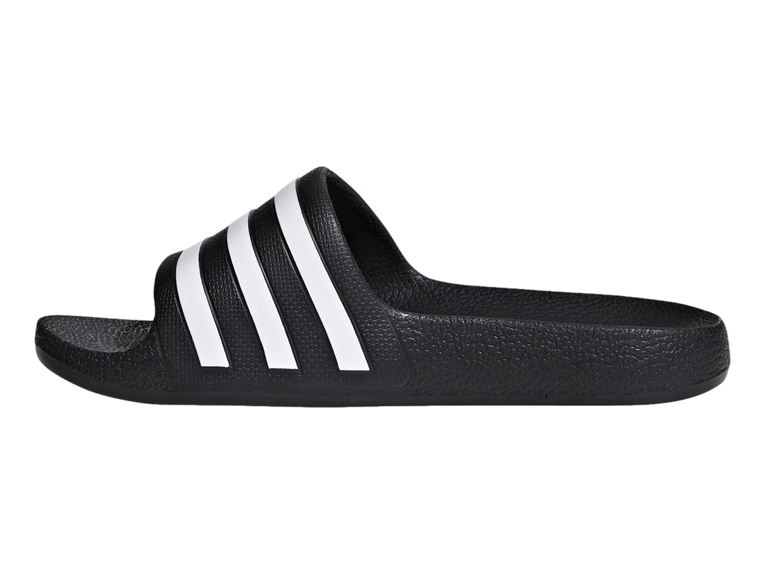 Sandalias Adidas Adilette Aqua en color negro con tres franjas blancas laterales.