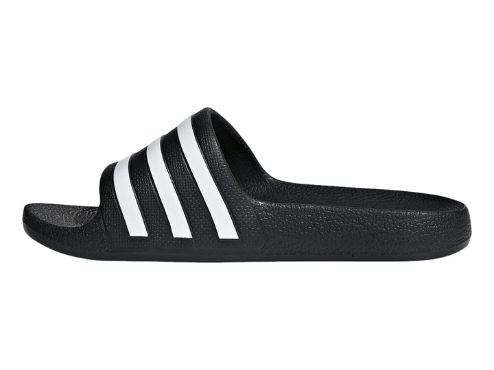 Sandalias Adidas Adilette Aqua en color negro con tres franjas blancas laterales.