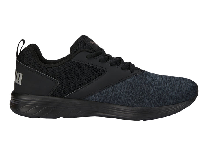 Tenis deportivos PUMA color negro con malla transpirable y suela negra.