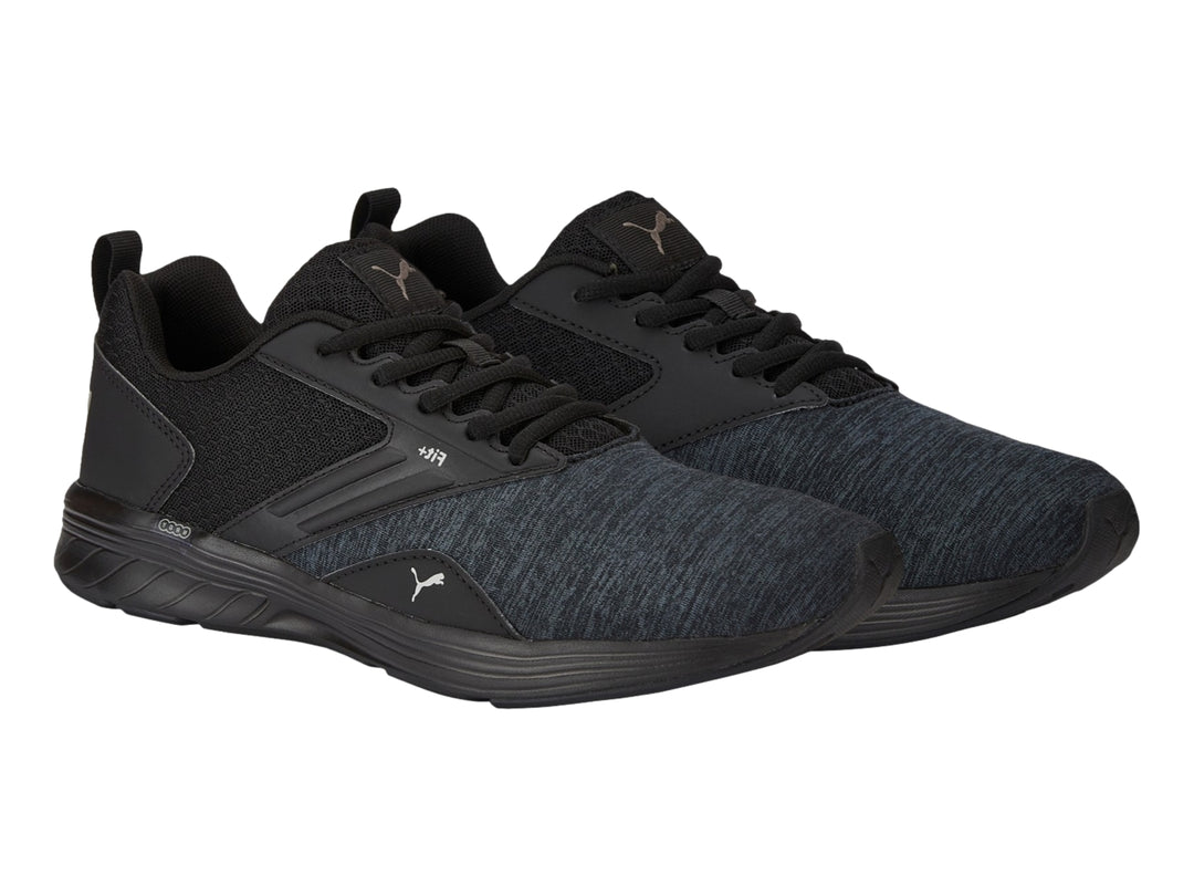 Tenis deportivos PUMA color negro con malla transpirable y suela negra.