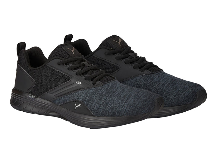 Tenis deportivos PUMA color negro con malla transpirable y suela negra.