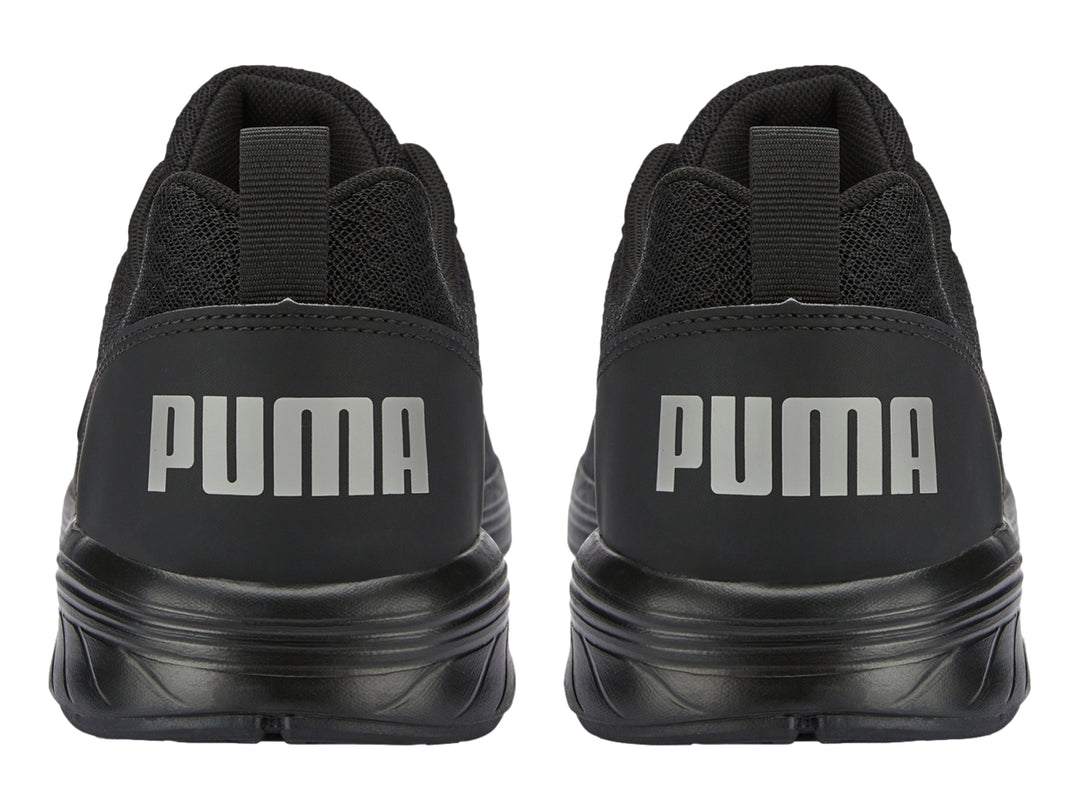 Tenis deportivos PUMA color negro con malla transpirable y suela negra.