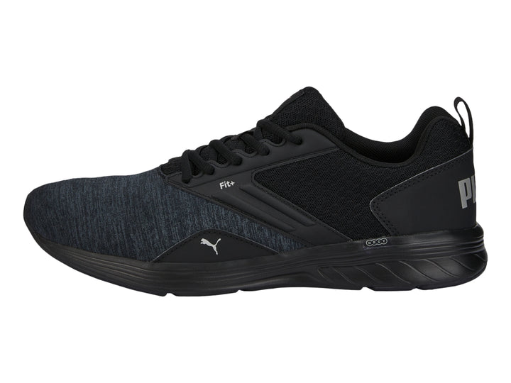 Tenis deportivos PUMA color negro con malla transpirable y suela negra.