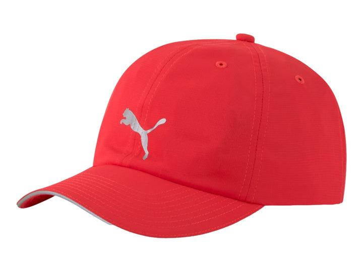 Gorra deportiva PUMA de color rojo con logotipo plateado y detalle reflectante en la visera.