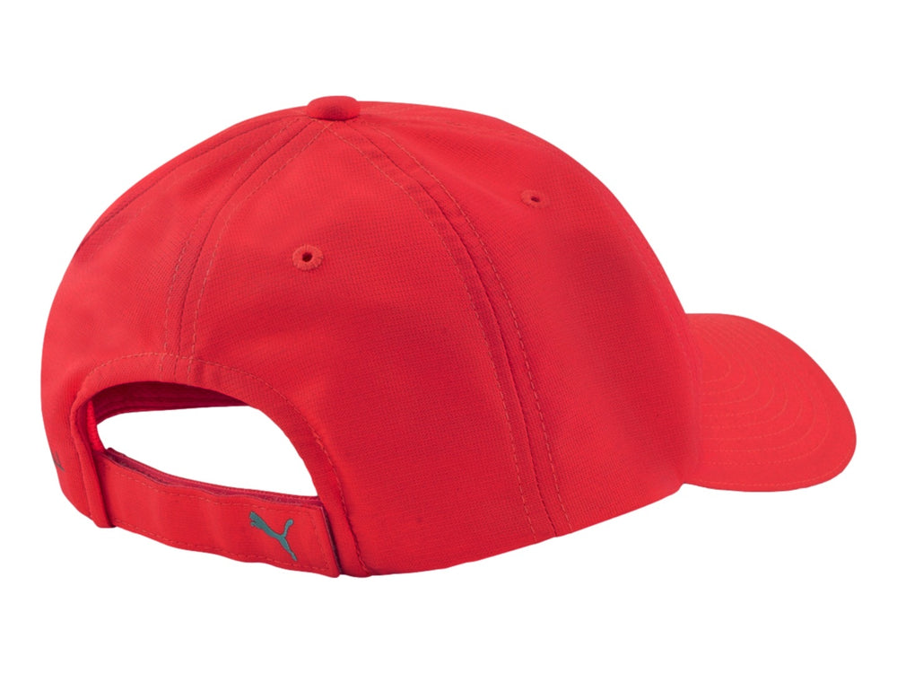 Gorra deportiva PUMA de color rojo con logotipo plateado y detalle reflectante en la visera.