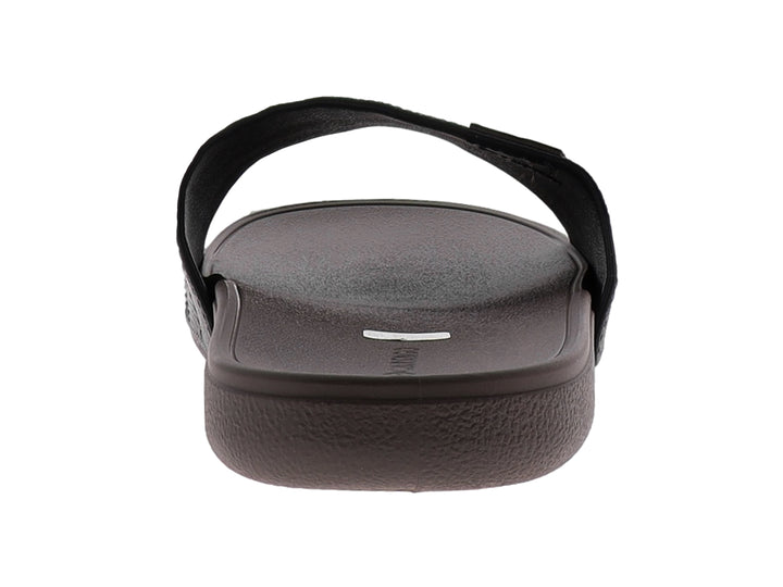 Sandalia Cartago para hombre en colores negro y marrón con banda ancha texturizada.