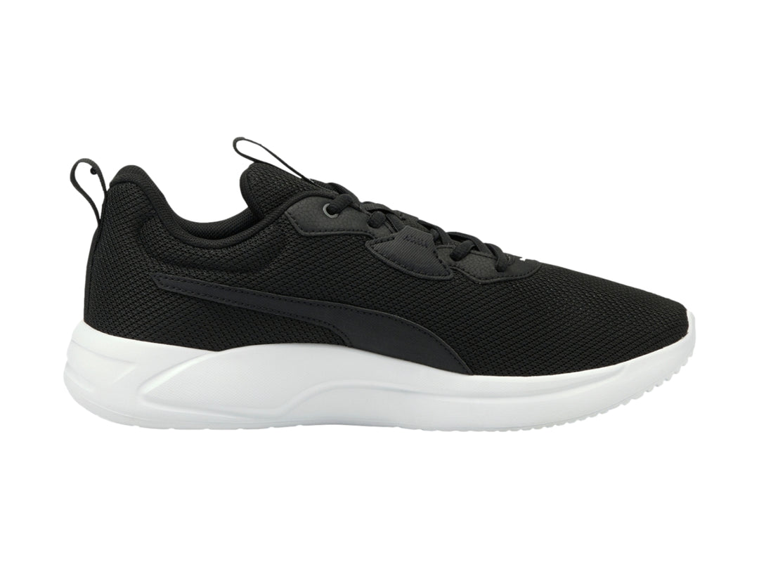 Tenis PUMA Resolve en color negro con suela blanca y tejido transpirable.
