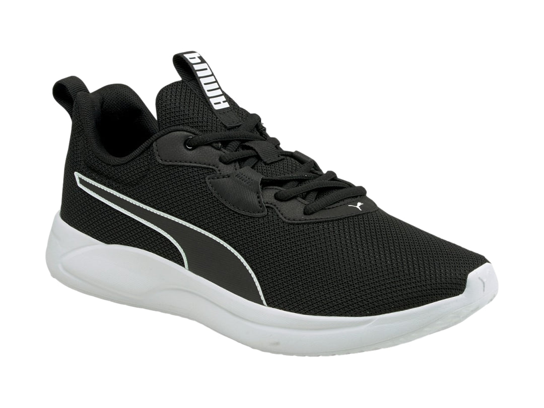 Tenis PUMA Resolve en color negro con suela blanca y tejido transpirable.