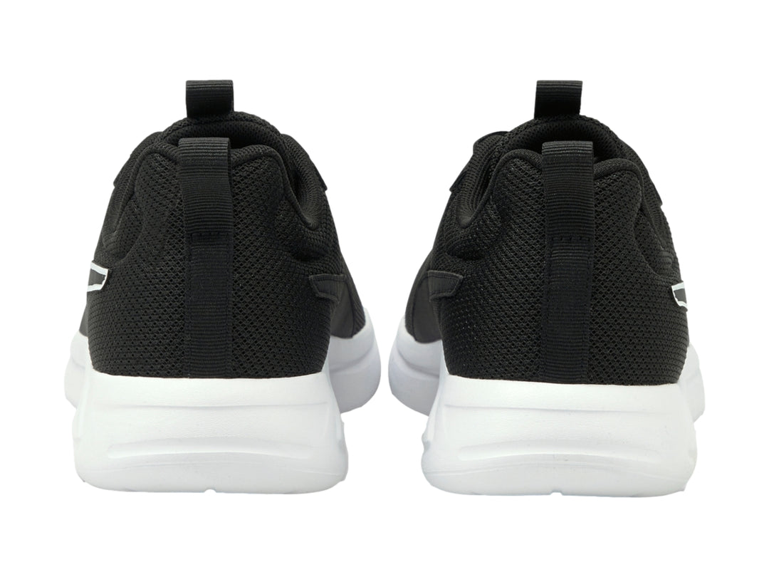 Tenis PUMA Resolve en color negro con suela blanca y tejido transpirable.