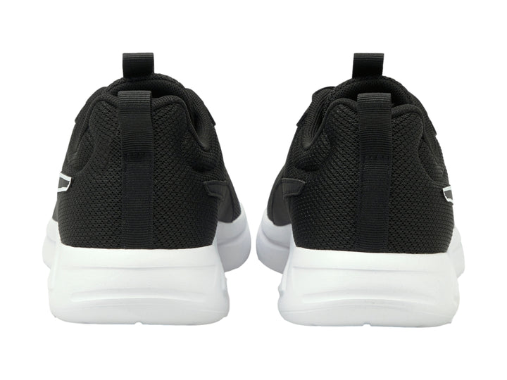 Tenis PUMA Resolve en color negro con suela blanca y tejido transpirable.