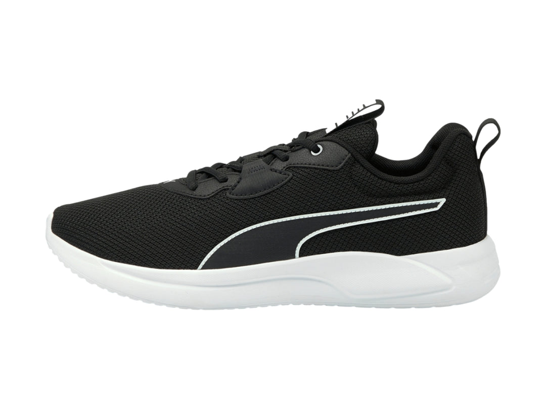 Tenis PUMA Resolve en color negro con suela blanca y tejido transpirable.
