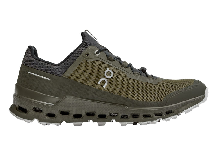 Tenis deportivos On Cloud Ultra color oliva y gris oscuro con suela para trail.