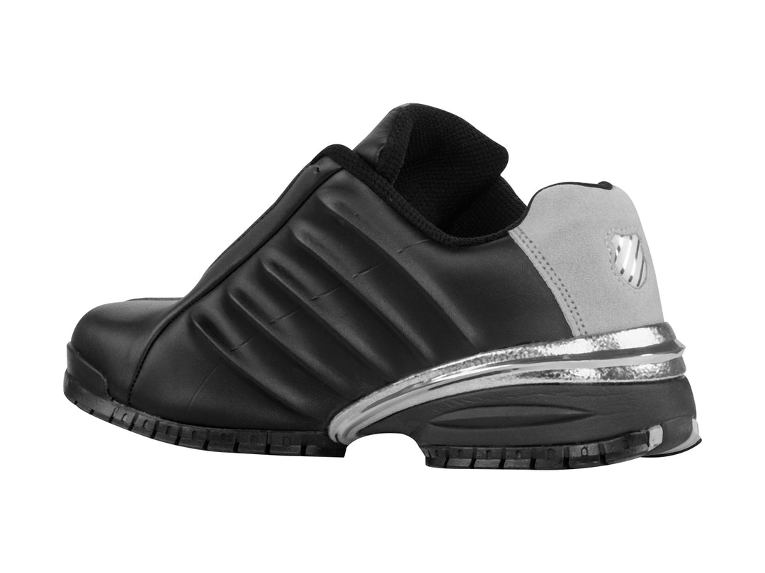 Tenis deportivos K-Swiss color negro con detalles en plata y suela negra.