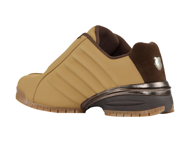 Zapato deportivo K-Swiss color miel con detalles en marrón y suela de goma.