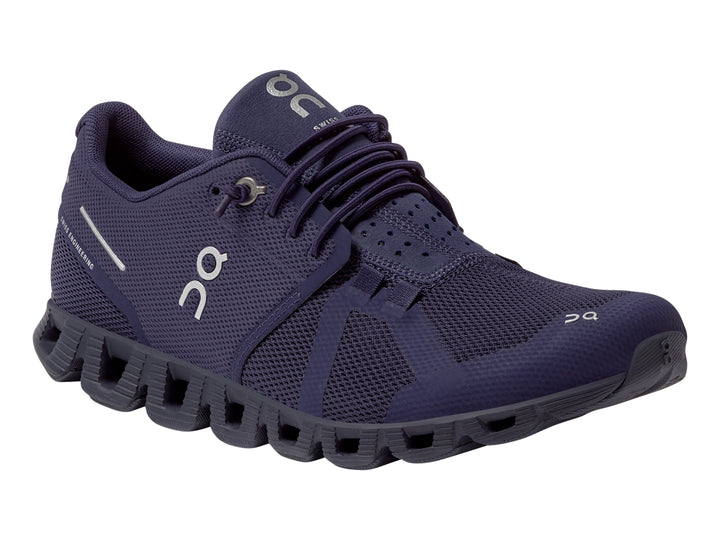 Tenis deportivos On Cloud color morado acai con suela amortiguada y tejido de malla.