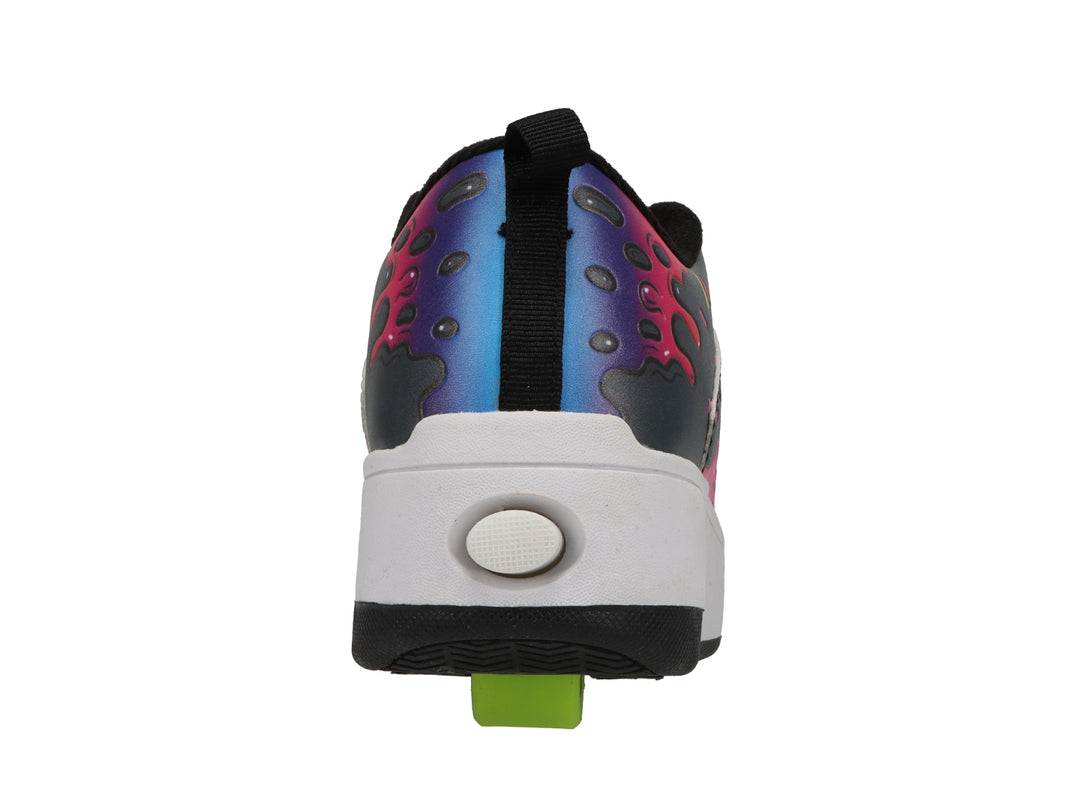 Tenis patín Heelys para niña con diseño multicolor splatter, suela blanca y negra.
