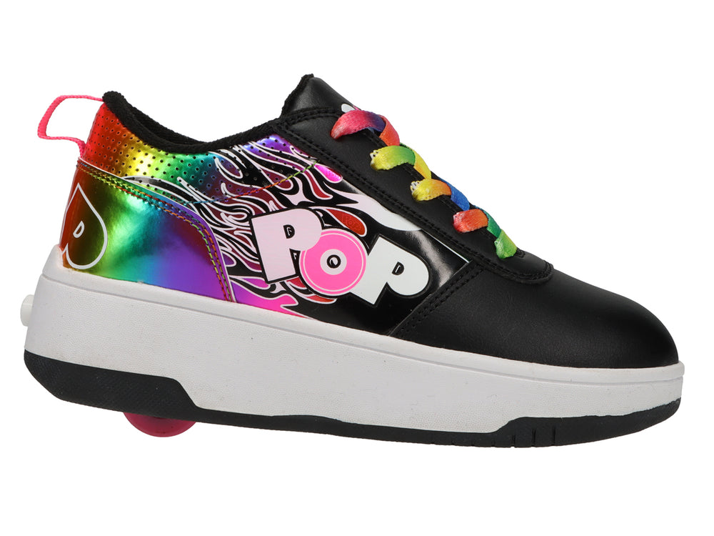 Tenis Heelys negros con agujetas multicolor y diseño de llamas laterales en colores brillantes.