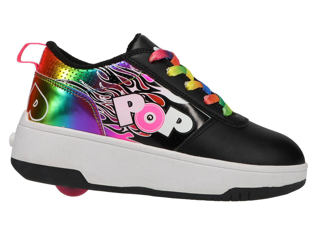 Tenis Heelys negros con agujetas multicolor y diseño de llamas laterales en colores brillantes.