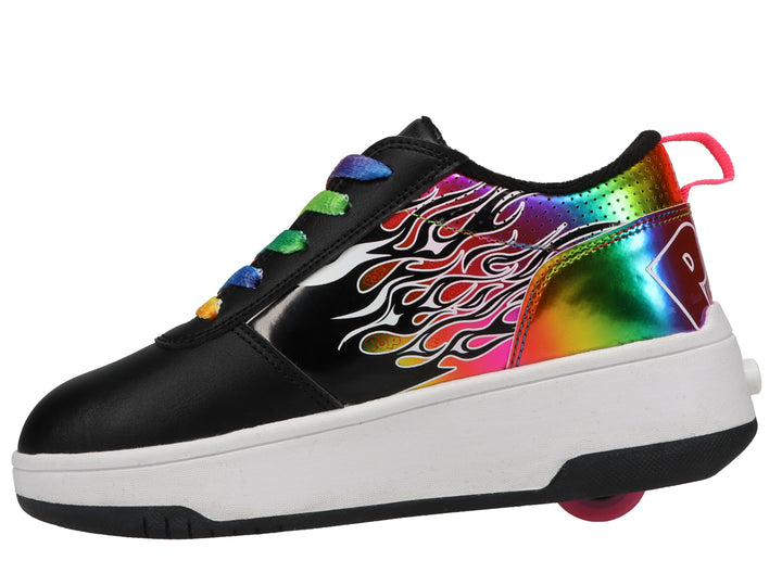 Tenis Heelys negros con agujetas multicolor y diseño de llamas laterales en colores brillantes.