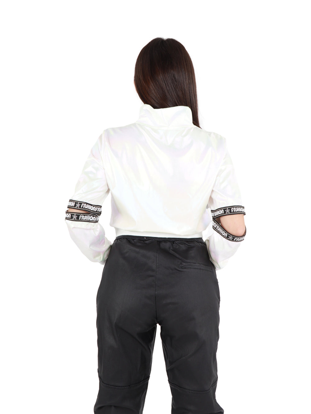 Mujer vistiendo una chamarra corta blanca brillante con detalles en negro y cuello alto.