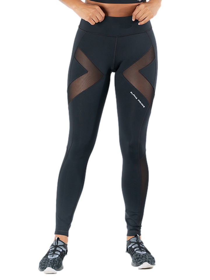 Mujer vistiendo mallas deportivas negras Alpha Prime con paneles de malla transparente.