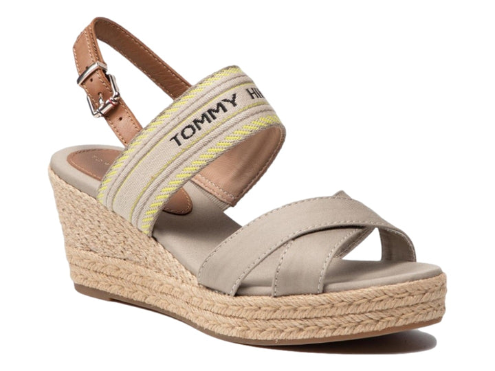 Sandalia de cuña color beige con plataforma de fibras naturales y correa con logo de Tommy Hilfiger.