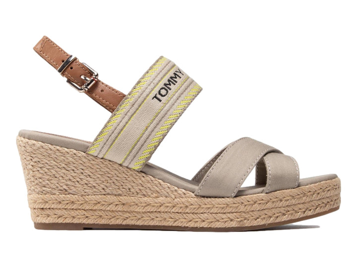 Sandalia de cuña color beige con plataforma de fibras naturales y correa con logo de Tommy Hilfiger.