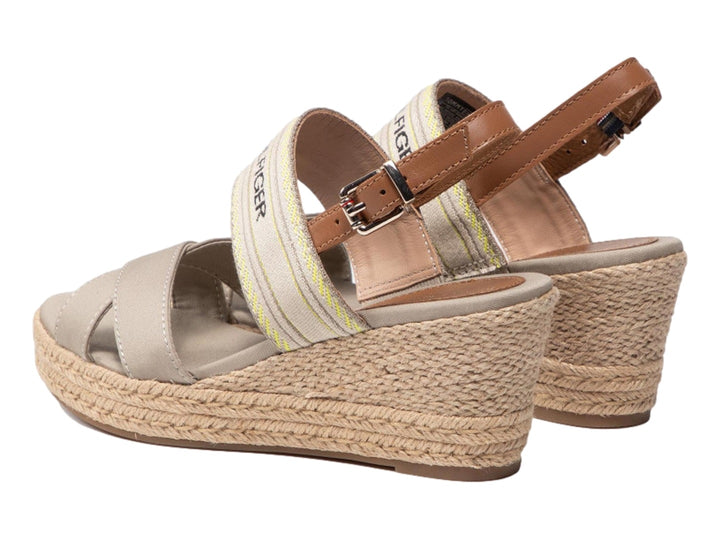 Sandalia de cuña color beige con plataforma de fibras naturales y correa con logo de Tommy Hilfiger.
