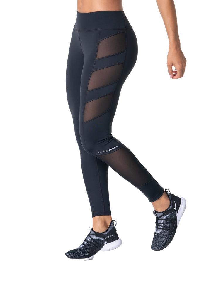 Leggings deportivos color negro con paneles laterales de malla translúcida para mujer.