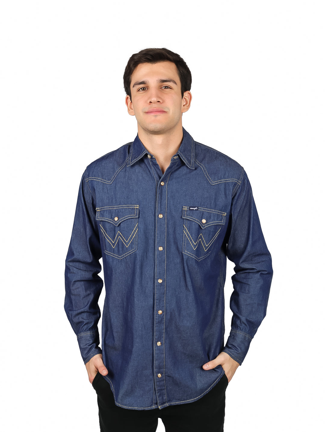 Hombre vistiendo camisa de mezclilla color índigo de manga larga con bolsillos frontales y costuras en contraste.