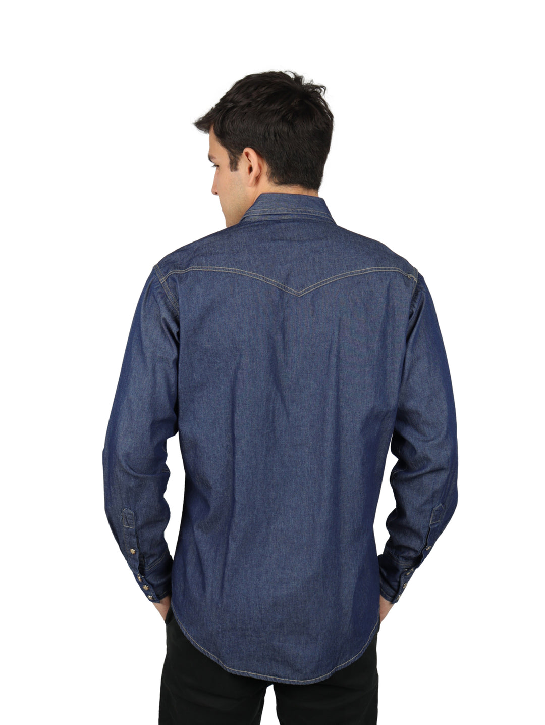 Hombre vistiendo camisa de mezclilla color índigo de manga larga con bolsillos frontales y costuras en contraste.