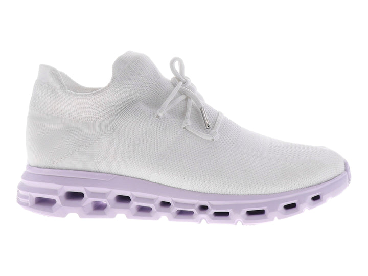Tenis blancos de tela con suela gruesa color morado claro y diseño perforado.