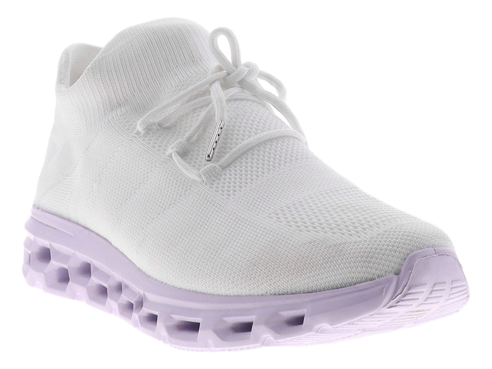 Tenis blancos de tela con suela gruesa color morado claro y diseño perforado.
