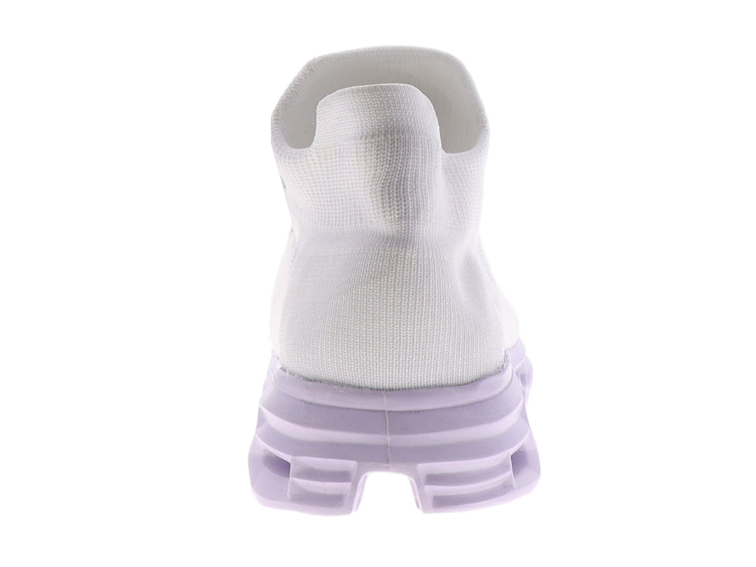 Tenis blancos de tela con suela gruesa color morado claro y diseño perforado.
