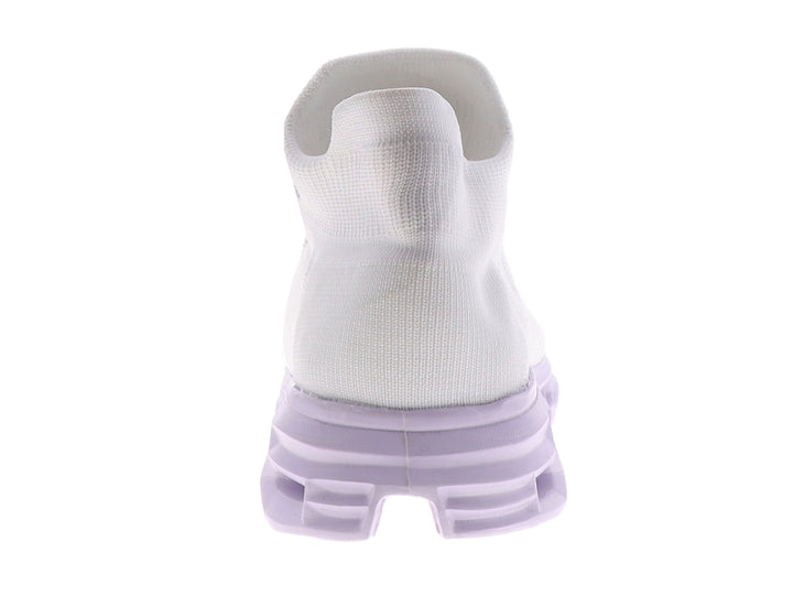 Tenis blancos de tela con suela gruesa color morado claro y diseño perforado.